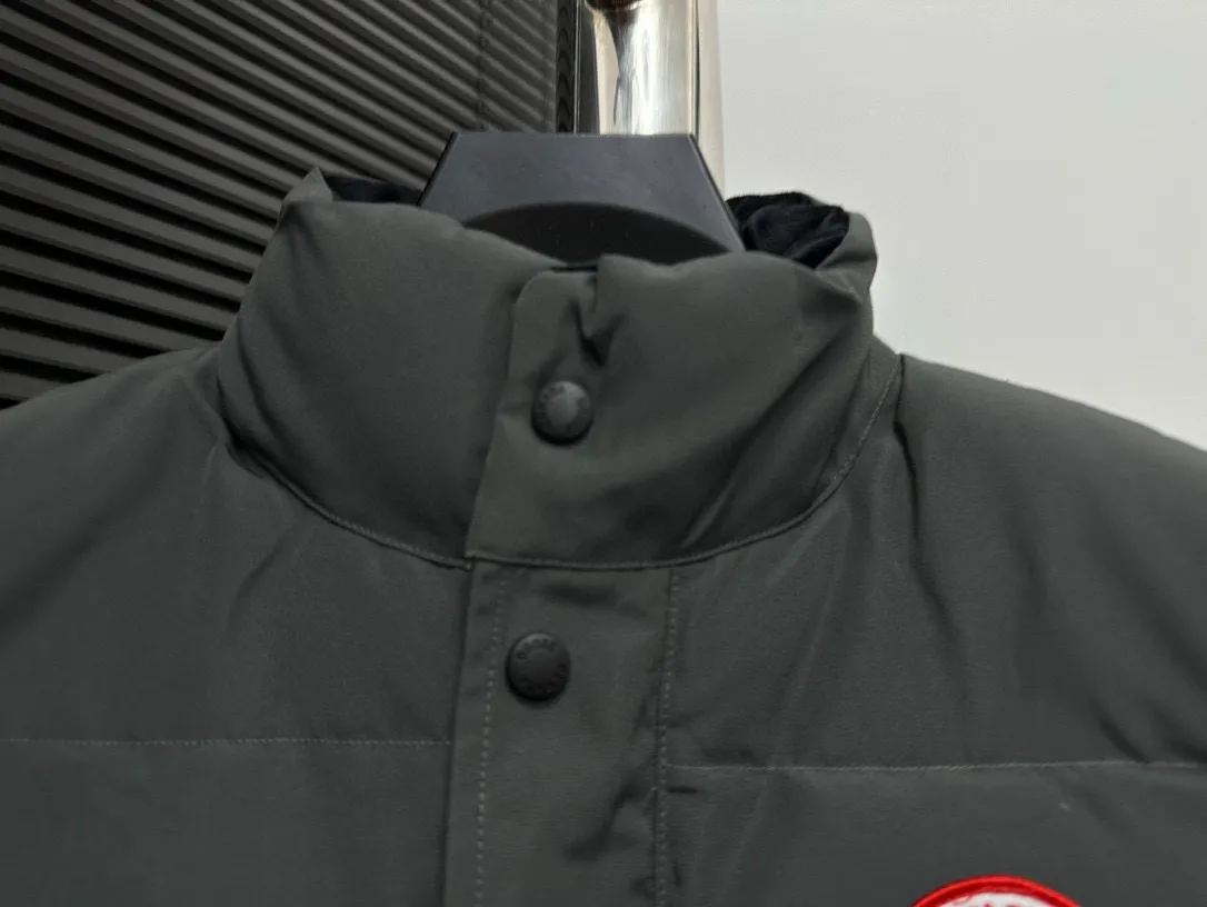 P360 [Canada Goose] Canada Goose #Freestyle Crew 4154M Men’s and Women’s Vest Down# ➖ Imported Behringer embroidery machine with customized 10,000-needle embroidery logo! ➖ Imported 21-count polyester-cotton blended original fabric, using Feather-Light 10D waterproof coating fabric, made of 84.5% polyester fiber and 15.5% cotton, 100% the best feel in the entire network! ➖ The genuine official website uses the national standard 80 white duck down, and will never be misled by false claims such as 90 down or goose down! ➖ 100% nylon nylon lining with double double-layer sealing design to prevent velvet from running away. Top-grade polar fleece is used in the collar and pockets to keep warm and comfortable! ➖ Yoshida YKK provides original custom-made electroplated sliders. YKK two-way lockable zippers are tight and smooth and will not peel off paint! ➖ 3M composite original Velcro is durable, and all accessories and hardware are disassembled and customized! ⛔No slander, no exaggeration, no need for too much copywriting, because it is focused, it is professional!  SIZE: XS S M L XL XXL